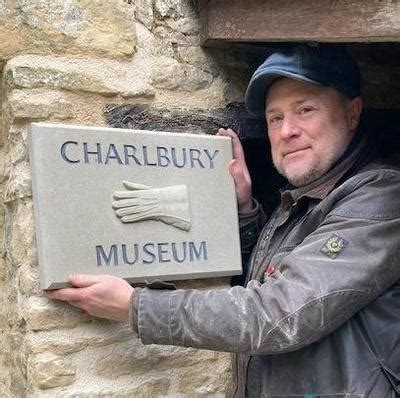 Charlbury Museum's new stone carved sign | charlbury.info