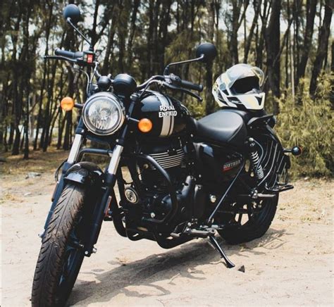 Royal Enfield Meteor 350 Looks Dashing in Custom Glossy Black Colour