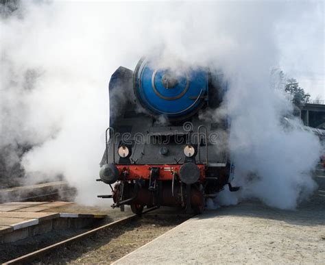 Tren histórico foto de archivo. Imagen de azul, europa - 17060156