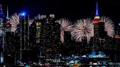 Macy's 4th of July Fireworks show lights up NYC sky