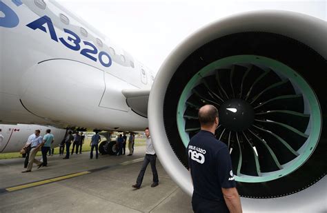 Airbus to Deliver A320neo Jets With Improved Engines - WSJ