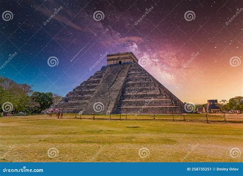 Temple Pyramid of Kukulcan El Castillo, Chichen Itza, Yucatan, Mexico ...