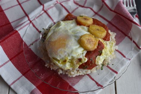 ARROZ CON HUEVO Y PLATANO FRITO.......Arroz a la cubana - Pan y aceite