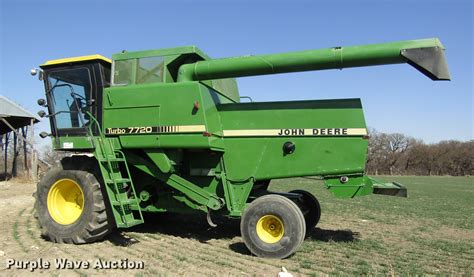 1980 John Deere 7720 combine in Hunter, KS | Item DD8748 sold | Purple Wave