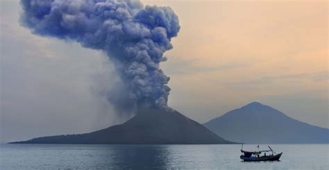 The 1883 Krakatau eruption: a year of blue Moons | Natural History Museum