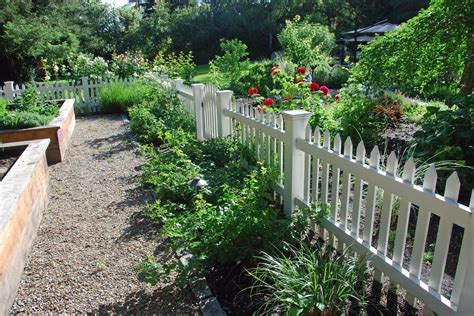 Stunning Traditional Picket Fence Garden Ideas : Furniture Ideas ...