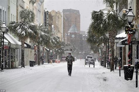 More than 2,700 flights cancelled due to 'bomb cyclone' | Daily Mail Online