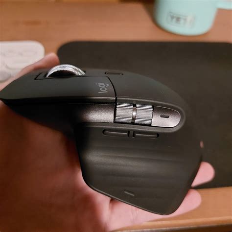 My new mouse has a horizontal scroll wheel : r/mildlyinteresting