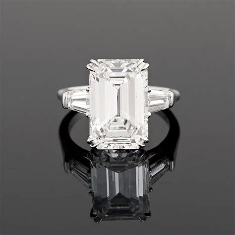 A platinum ring set with an emerald-cut diamond. - Bukowskis