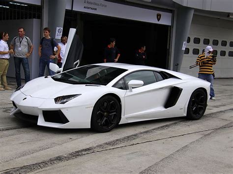 Luxury Lamborghini Cars: Lamborghini Aventador White