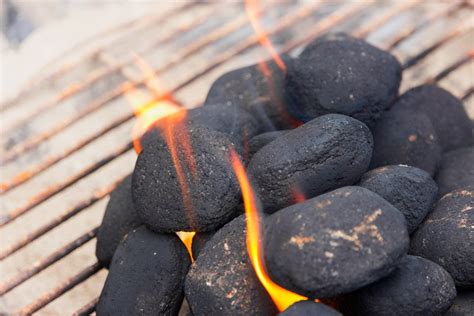 How To Start A Charcoal Grill With A BBQ Dragon | eduaspirant.com