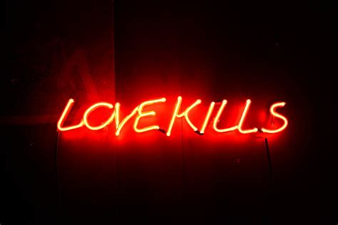 Neon Sign LOVE KILLS