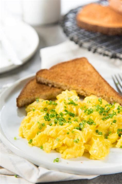 Perfect Scrambled Eggs (1 Minute Scrambled Eggs) - The Flavor Bender