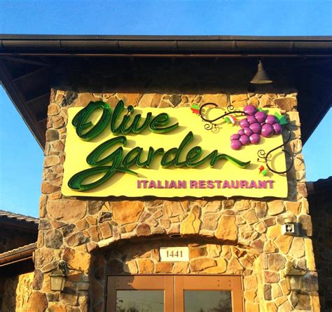 Olive Garden Delivery 101: Areas, Hours, Fees