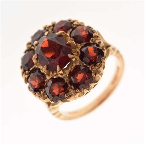 Lot 68 - 9ct gold cluster ring