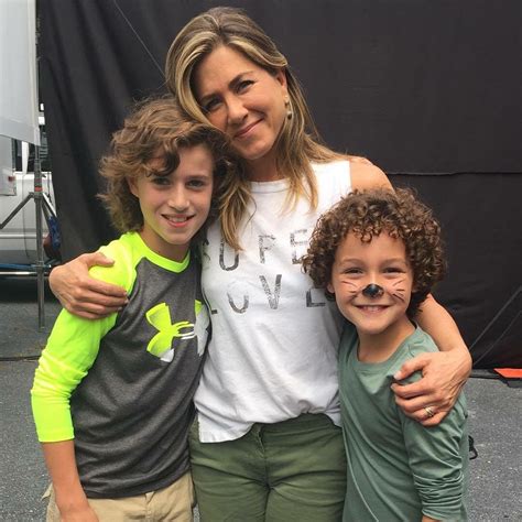 Jennifer Aniston with her sons in Mother's Day movie directed by Garry ...