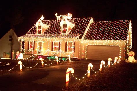 Safely Removing Christmas Lights From The Roof | DYMI Construction