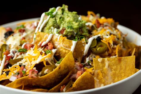 Nachos con queso y guacamole, un picoteo muy fácil de hacer