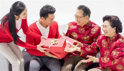 Chinese Gift Ideas | Chinese Gift-Giving Etiquette | CLI