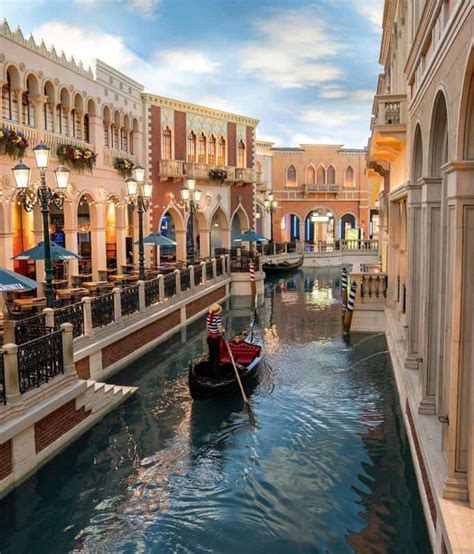 Venetian Gondola Ride: Prices, Hours, Tips