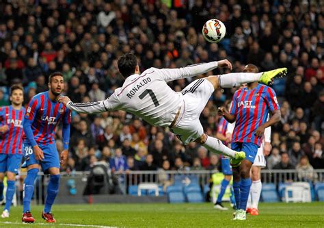 Cristiano Ronaldo Doing A Bicycle Kick : A bicycle kick of Cristiano ...