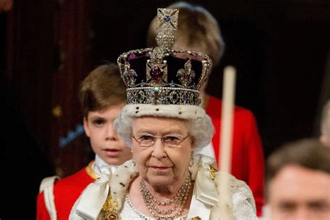 Queen Elizabeth II's Hilarious Description of Royal Crown Resurfaces ...