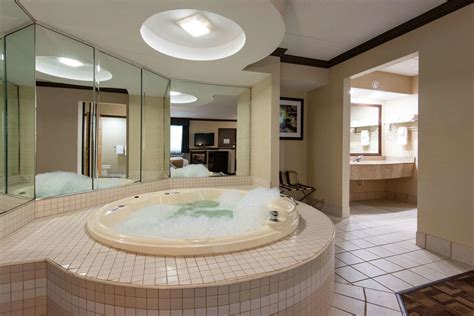 23 Pennsylvania Hotels with Hot Tub, Whirlpool or JACUZZI® in room