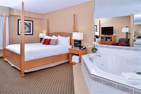 Jacuzzi Hotel Room in Abbotsford | Best Western Plus Regency