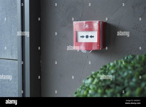 Red fire alarm button on wall Stock Photo - Alamy