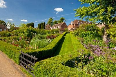 Leeds Castle & Gardens, information and hotels - Great British Gardens