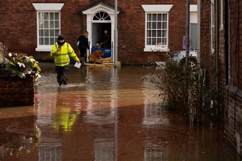 'Tidal wave' of floodwater breaks flood barriers in Worcestershire town