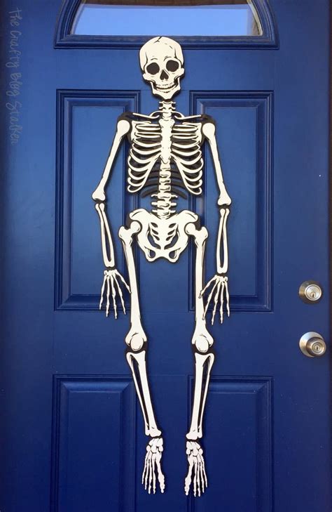 How to Make a Skeleton Halloween Decoration for the Front Door - The ...