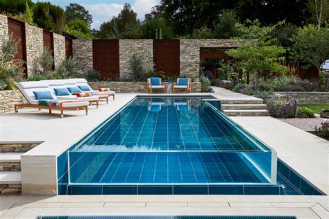 What to look for in an outdoor swimming pool design & build expert