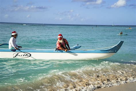 WATCH: Santa Claus Arrive on an Outrigger Canoe at Waikīkī Beach ...