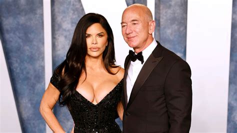 Shirtless Jeff Bezos turns up the heat in fiancée Lauren Sánchez's ...