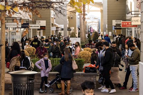 Livermore outlets packed despite stay-at-home order