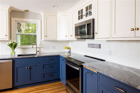 4 Stylish, But Modern, Navy Blue Kitchen Cabinet Ideas (2023)