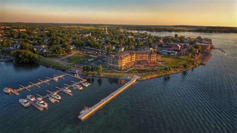 1000 Islands Harbor Hotel Clayton NY on St. Lawrence River | Harbor ...