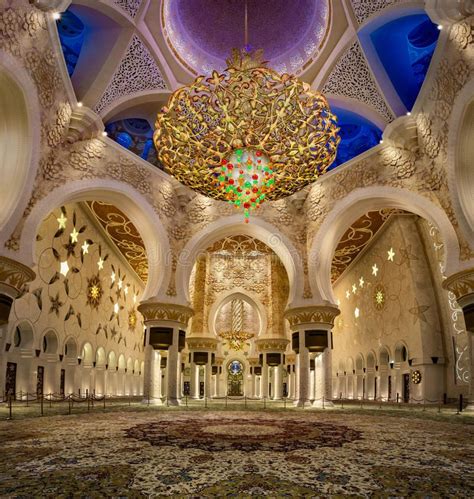 Sheikh Zayed Mosque interior with second largest chandelier in the ...