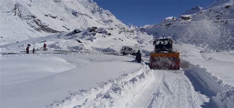 Live: Snowfall Status at Rohtang Pass and Manali in 2023 - Discover ...