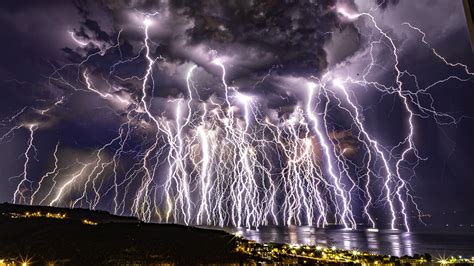 Electrifying time-lapse image captures 100 lightning bolts torching the ...