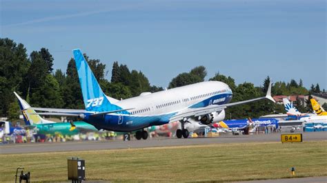 Boeing presenta el nuevo avión de pasajeros 737 MAX10