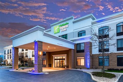 HOLIDAY INN EXPRESS & SUITES CEDAR FALLS - WATERLOO - Updated 2022 (Iowa)