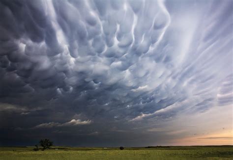 Photographer captures intimidating storm clouds with extraordinary ...