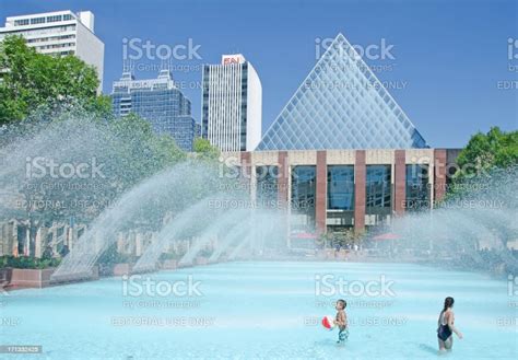 Edmonton City Hall And Water Fountains Stock Photo - Download Image Now ...