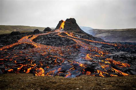 Las impactantes imágenes de la erupción del volcán Fagradalsfjall en ...