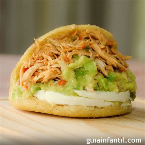 Arepas rellenas de pollo y aguacate. Receta venezolana | Arepas ...