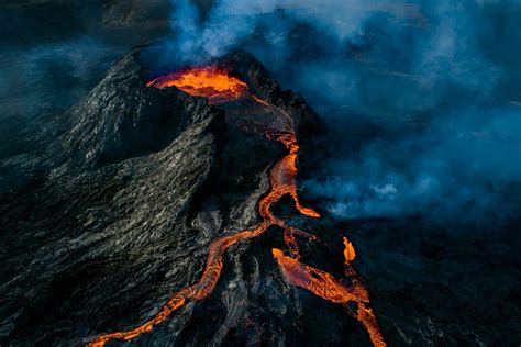 Magnificent photograph captures eruption of Fagradalsfjall volcano ...