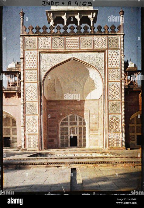 Sikandara (Sikandra), Indes the great central iwan of the facade of the ...