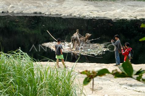 SUNGAI CILEUNGSI TERCEMAR LIMBAH | ANTARA Foto